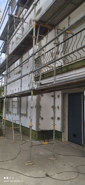 Todos os serviços de construção capoto rebocos todos os restauros  pinturas telhados tudo no geral flutuante s erc