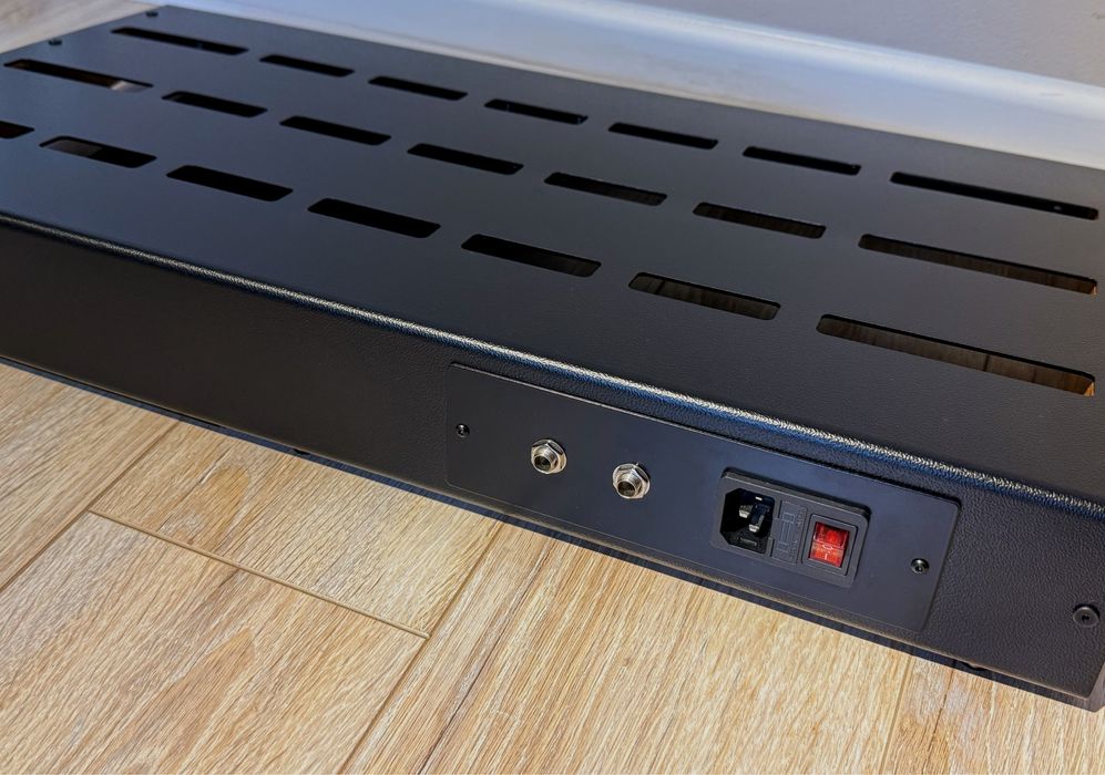 Pedalboard custom – czarny, lekki, półka na zasilacz, gniazda