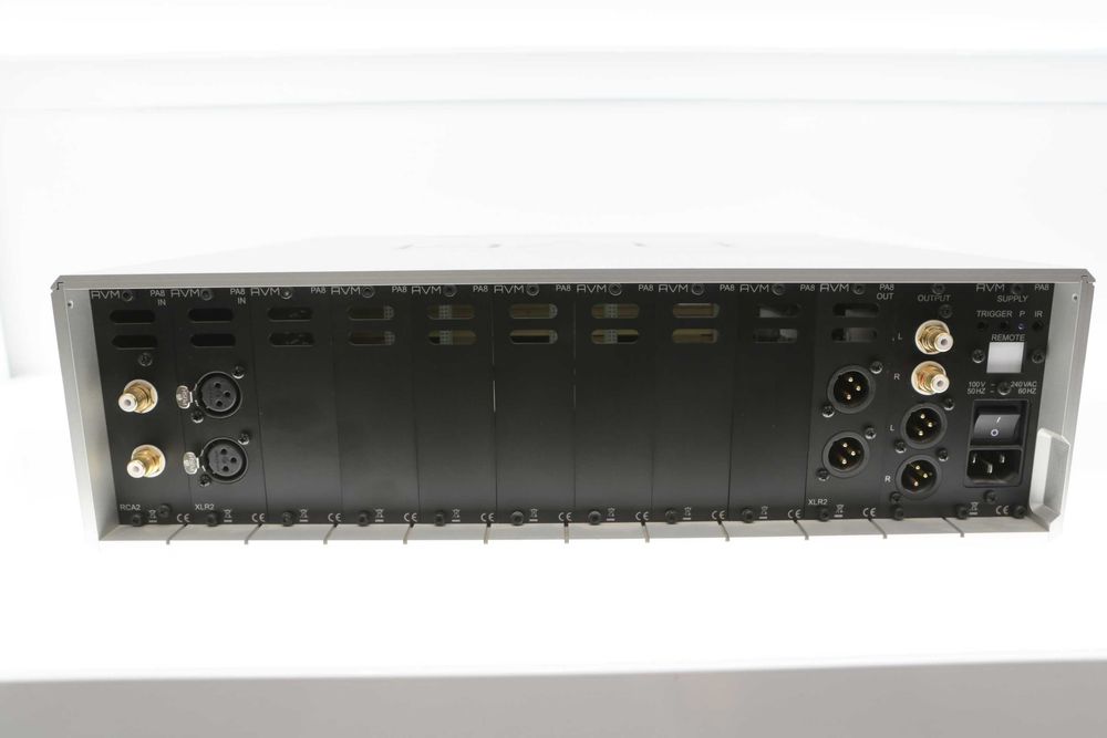 AVM PA 8 przedwzmacniacz srebrny i czarny