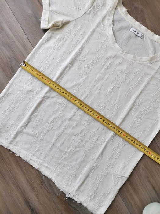T-shirt z przetarciami