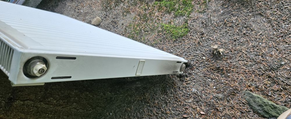 Grzejnik, kaloryfer stalowy z termostatem 90/60/5 cm oraz 80/60/9 cm.
