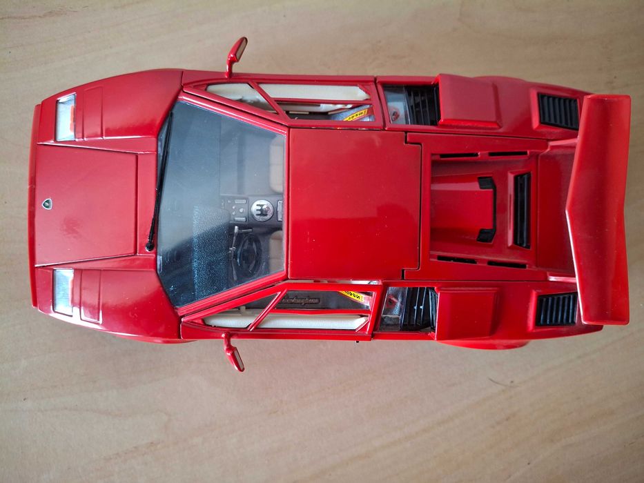 Lamborghini Countach (1988) da Bburago na escala 1:18