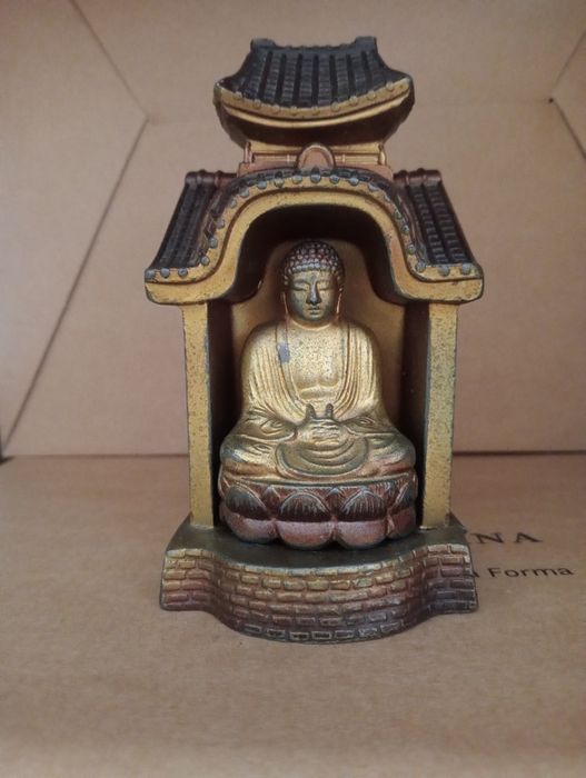 Budda figurka w pagodzie, świątyni