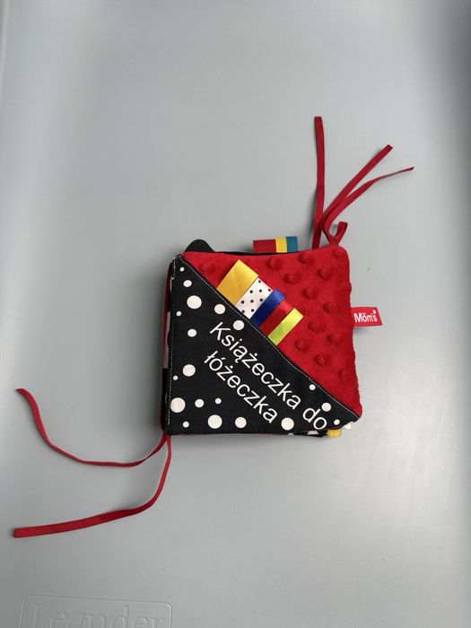 Książeczka materiałowa do łóżeczka miękka sensoryczna kontrastowa