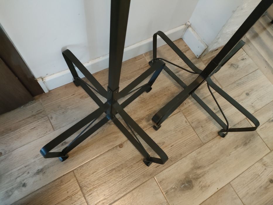 Dwa solidne metalowe wieszaki