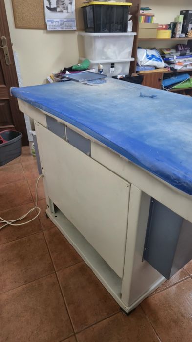 Mesa de engomar rectangular industrial, Anghinetti, MOD 611V
Ano 2001