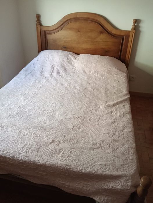 Moveis de quarto, cama roupeiro e mesinha de cabeceira