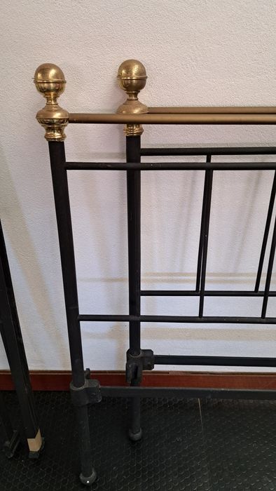 Cama antiga de ferro pintada