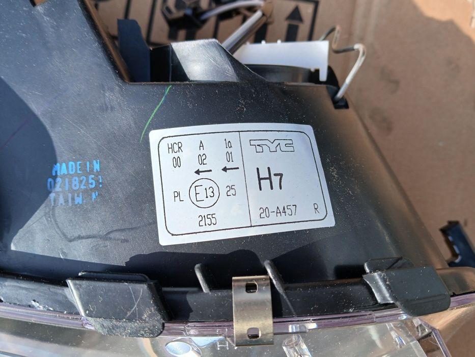 Lampa przód prawa Audi A3 8P NOWA TYC EUROPA