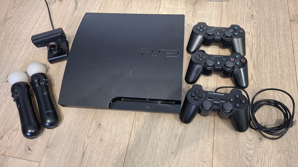 PlayStation 3 Slim (model CECH-3004B) + move + gry