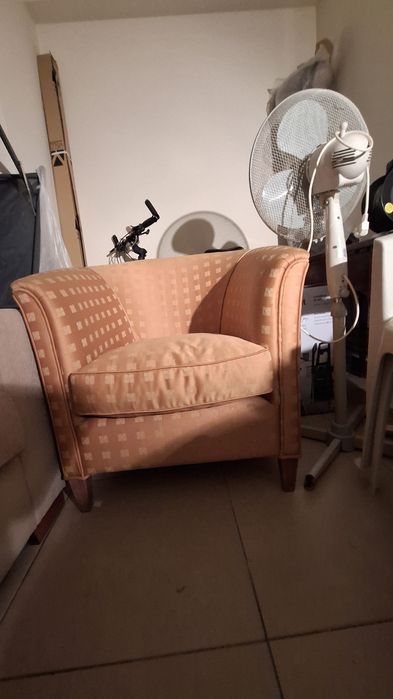 Poltrona,  cor laranja salmão em tecido  bem resistente...