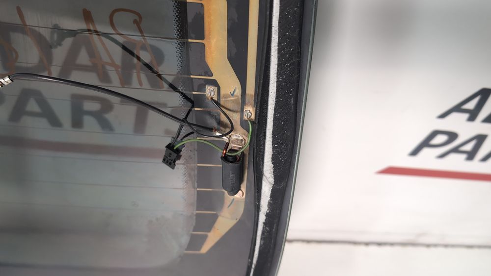 Скло заднє для Mercedes Benz C300 2015-2018