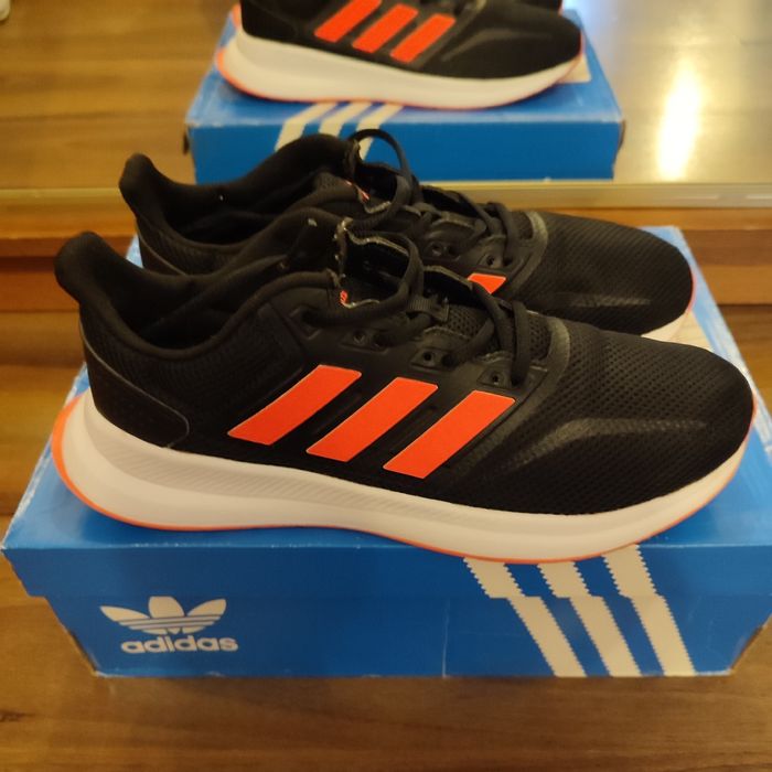 Оригінальні жіночі кросівки Adidas