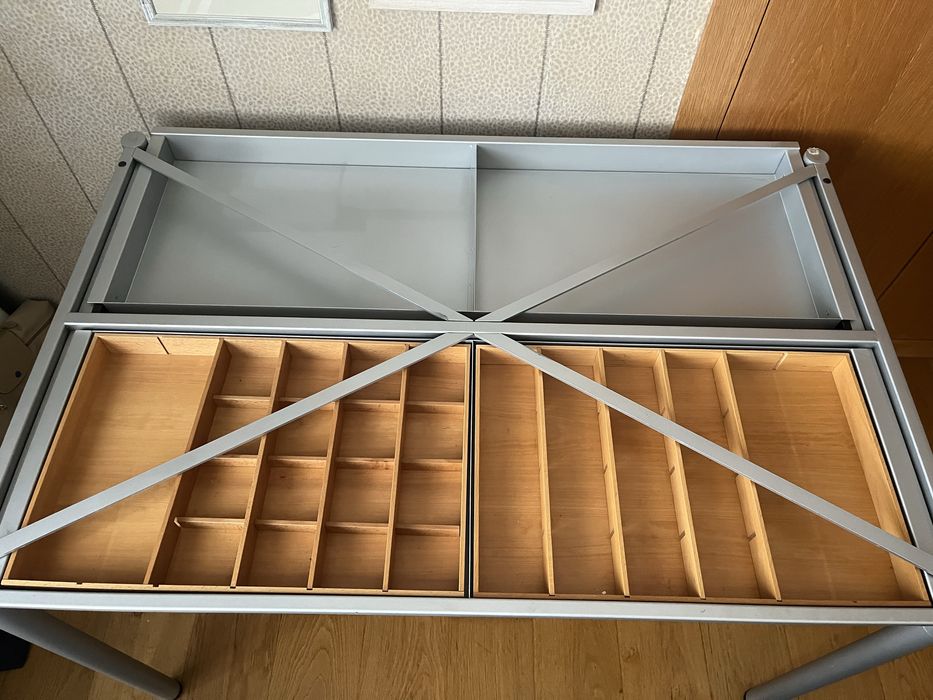 Secretária de design com arrumação