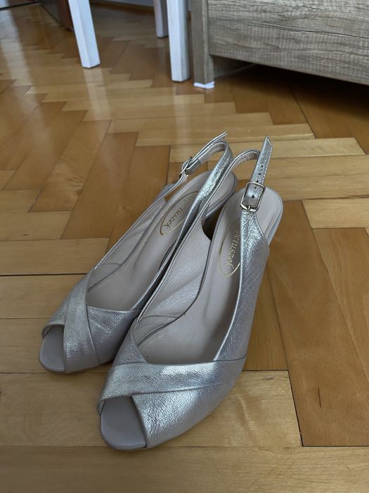 Skórzane sandały 39 na obcasie