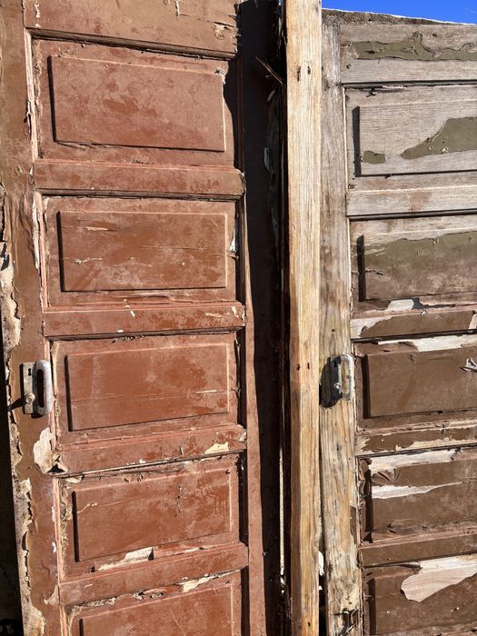 Portas antigas exteriores de madeira maciça