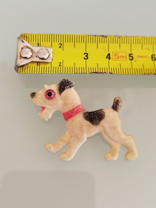 lindo broche antigo representando um cão.  boa condição