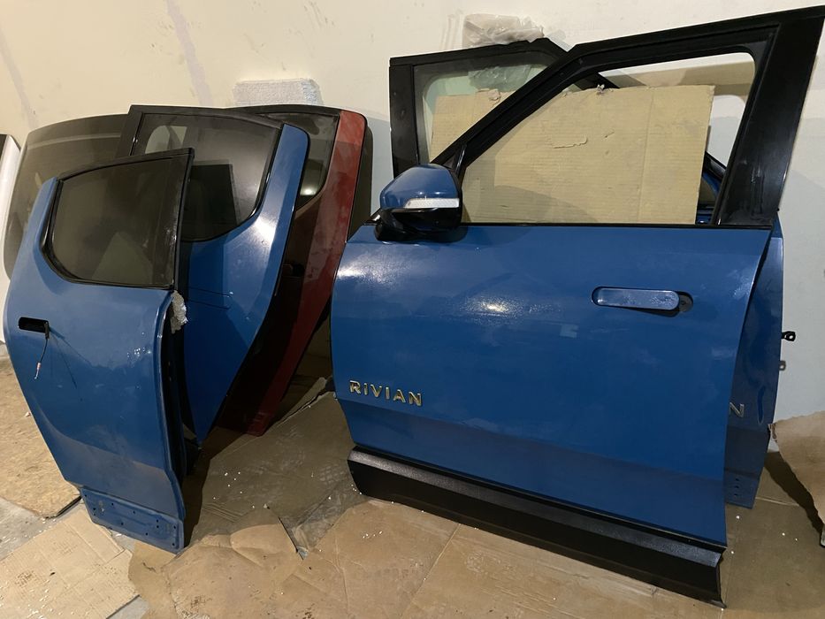 Двері , дверка Rivian