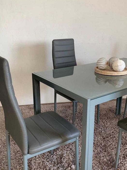 Mesa preta nova com 4 cadeiras - em promoção!!