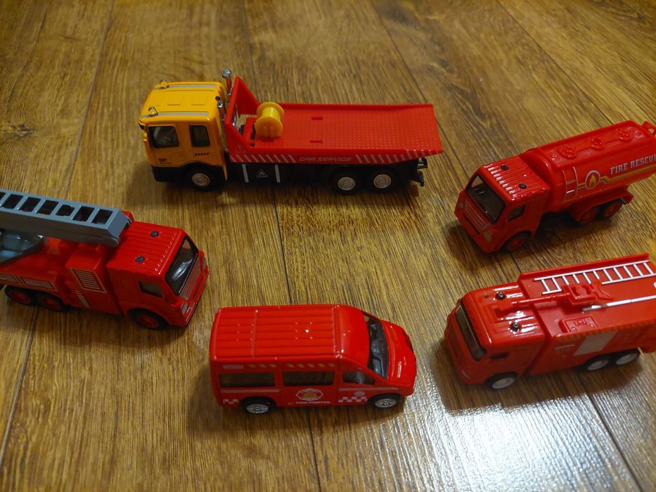 4 auta strażackie i laweta
