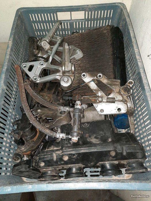Motor Kawasaki gpx600, rodas e pequenas peças soltas