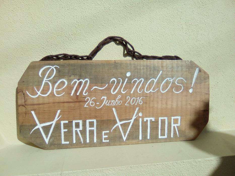 Executa-se talha em placas de madeira