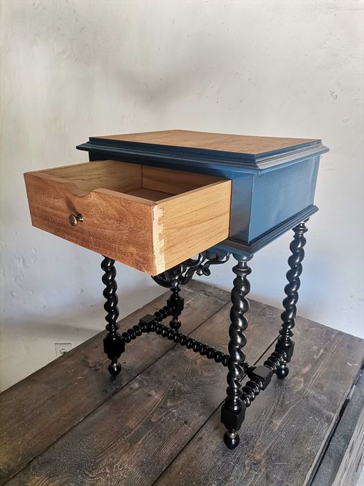 Mesa de apoio ou de cabeceira, recuperada, reciclada e reconstruída