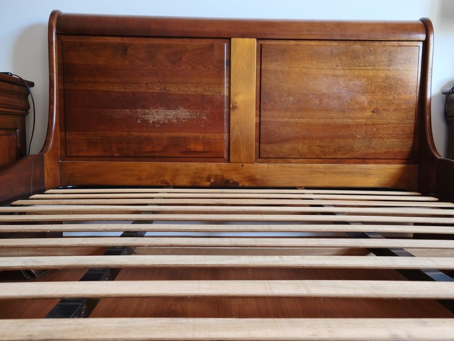 Cama de casal em cerejeira
