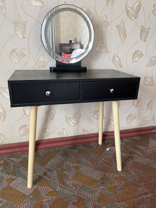 Стіл для макіяжу, туалетний стіл