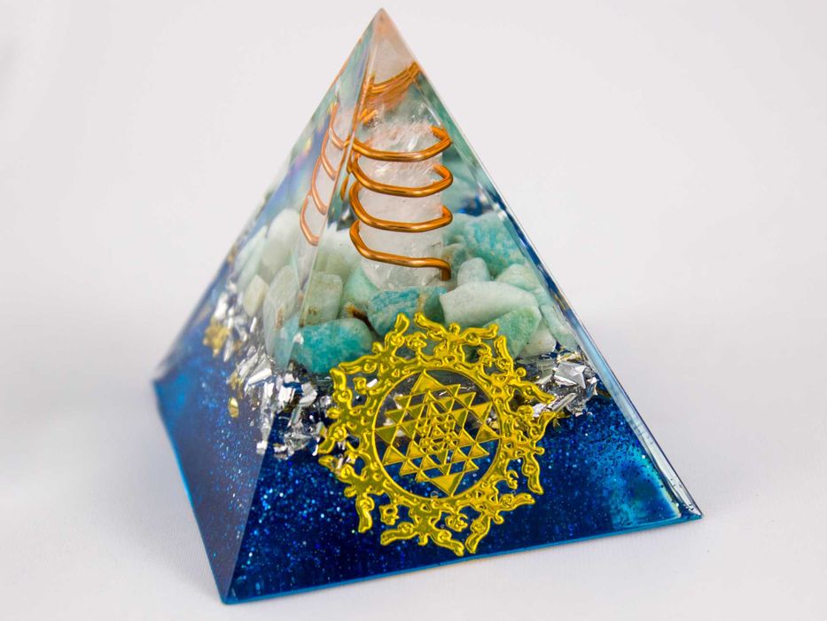 Piękna Piramida Orgonit Amazonit Kryształ Biały Żywica Śri Jantra 5cm