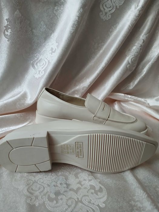 Beżowe klasyczne loafersy bonprix 42 mokasyny kremowe ecru płaskie basic casual