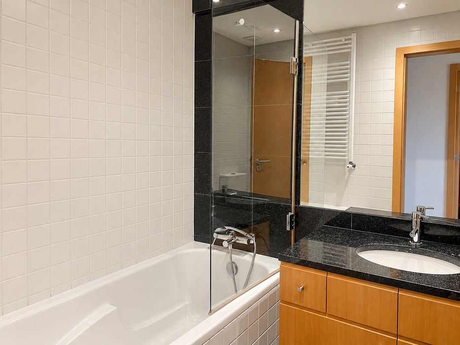 T2 com Suite, Varanda e Garagem | 109 m² | Metro a 350 m