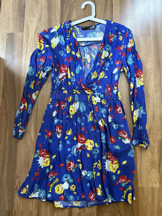 Sukienka w kwiaty love moschino cudo niebieska wiskoza