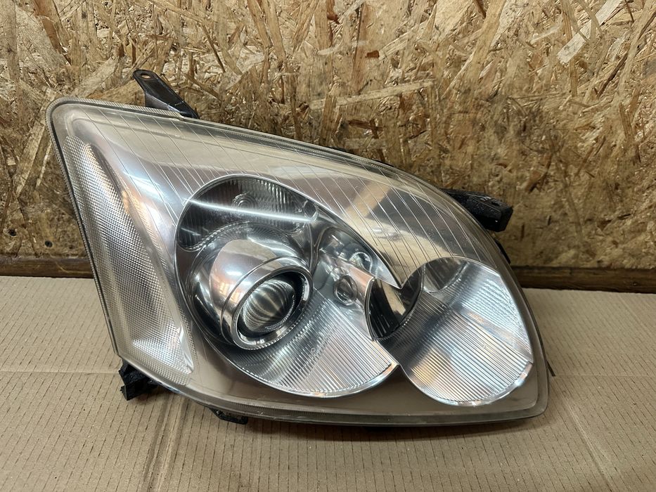 Передня права фара Тойота  Авенсіс Т25 Toyota Avensis II T25 2003-2006