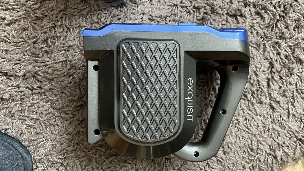 Dwa odkurzacze reczne.