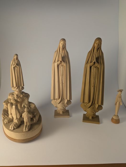 Três estatuetas de madeira de Fátima