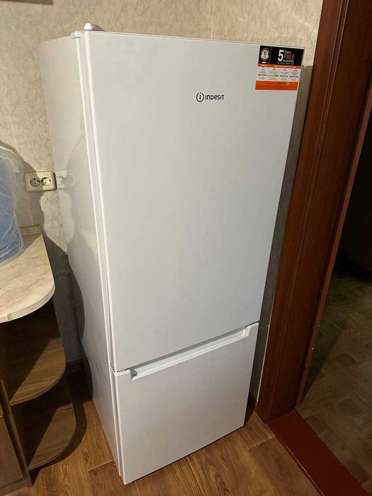 Холодильник з морозильною камерою Indesit LI7 S1E W