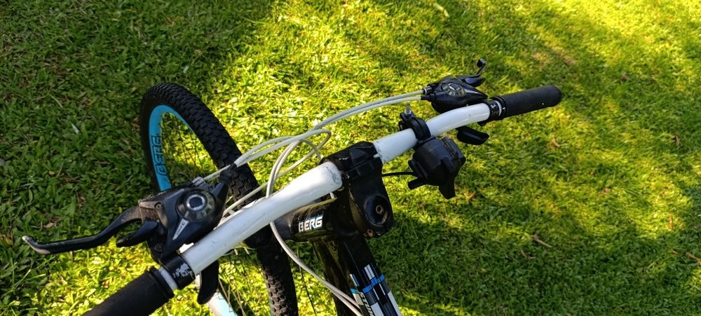 Bicicleta e rolo de ciclismo