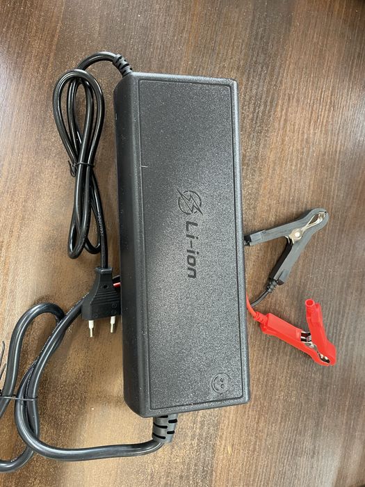 Зарядний пристрій для єлектро транспорту 12v 20A  ,24v 10A