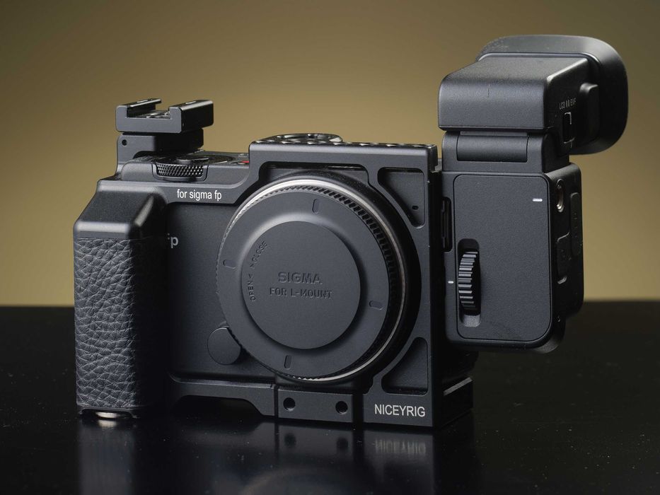 Kamera Sigma FP z klatką i celownikiem EVF11