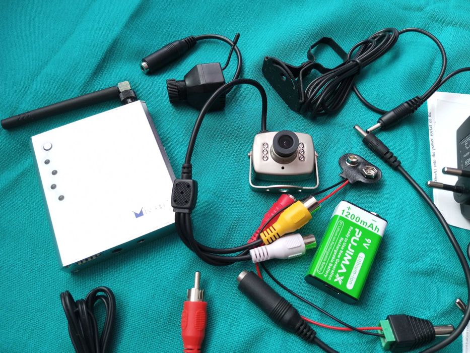 Радиокомплект  приемник+две камеры. Диапазон 2,4 GHz.Камера наблюдения
