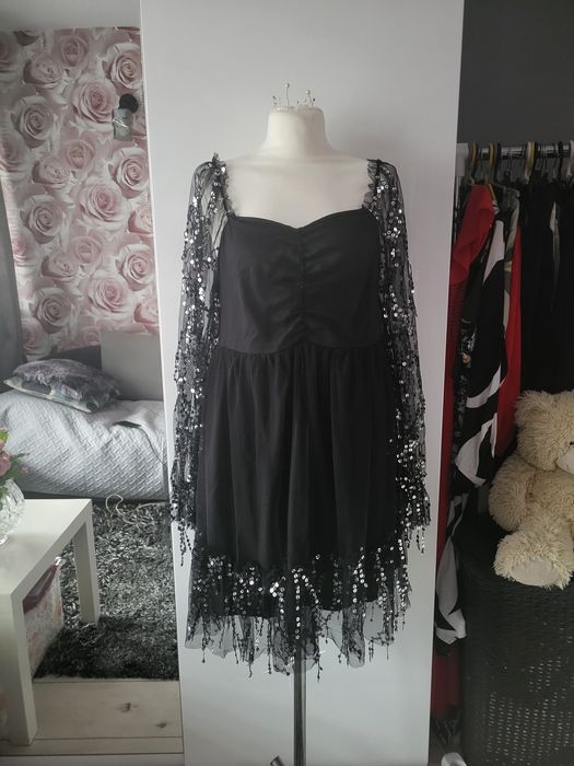 Czarna sukienka tiulowa ze srebrnymi cekinowymi frędzlami 42-44