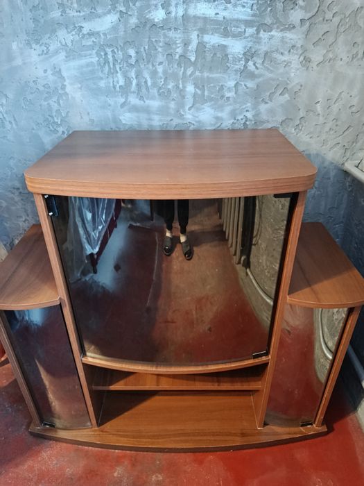 Вмістка та практична тумба під телевізор