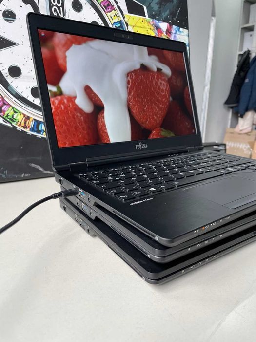 Компактний Fujitsu LIFEBOOK U729 з зарядкою USB-C є кількість