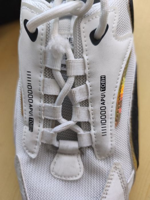 Męskie sneakersy biało - czarne ze złotymi wstawkami