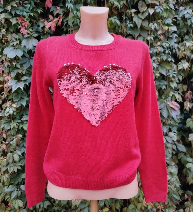 Czerwony sweter damski z sercem w cekiny, lekki i ciepły