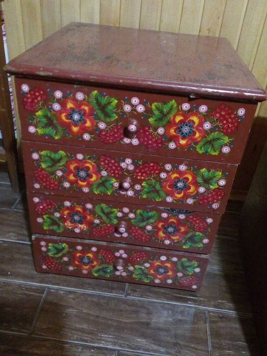 Тумбочка з чотирьмя шухлядками