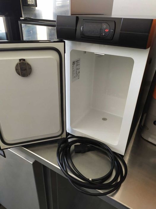 Lodówka na mleko - idealna przy ekspresach do kawy , czarna