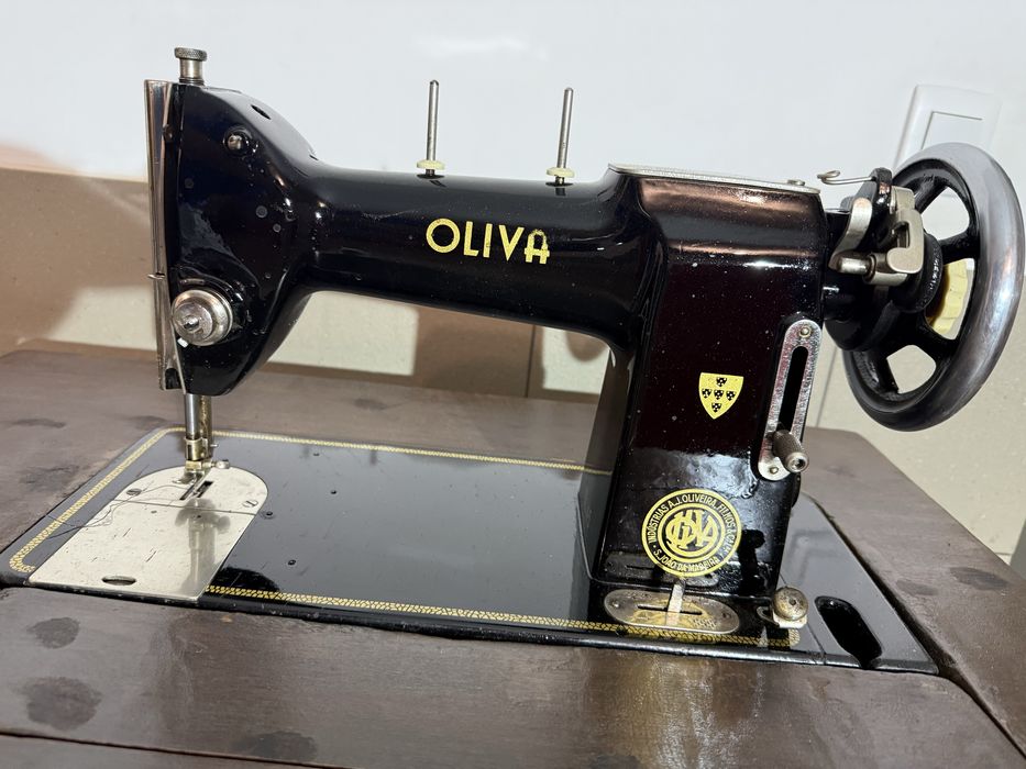 Máquina costura Oliva, restaurada e a teabalhar