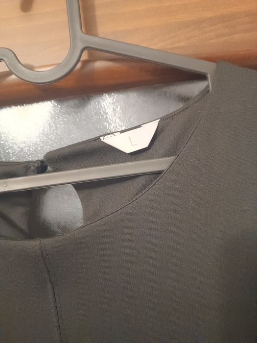Czarna prosta klasyczna sukienka z krótkim rękawem